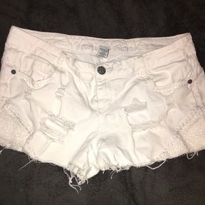 WHITE RIPPED SHORTS
